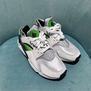 NWOT Nike Huarache Action Green Sneakers